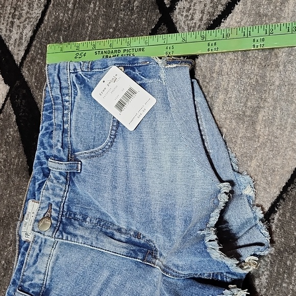 FREE PEOPLE FELTON HIGH-WAISTED DISTRESSED RAW-EDGE ZIP-FLY DENIM JEAN SHORT-NWT - Picture 3 of 12